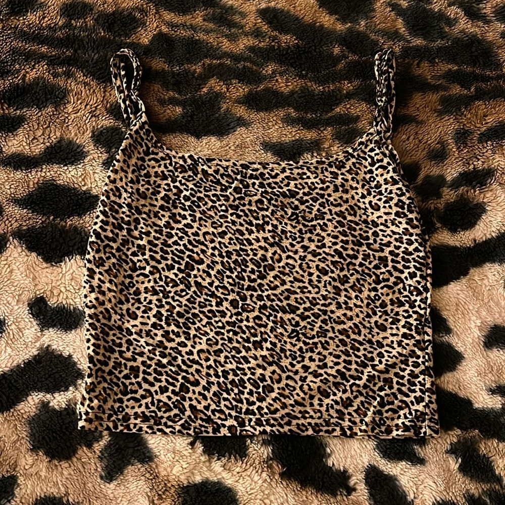Crop top in leopard print. Size S.